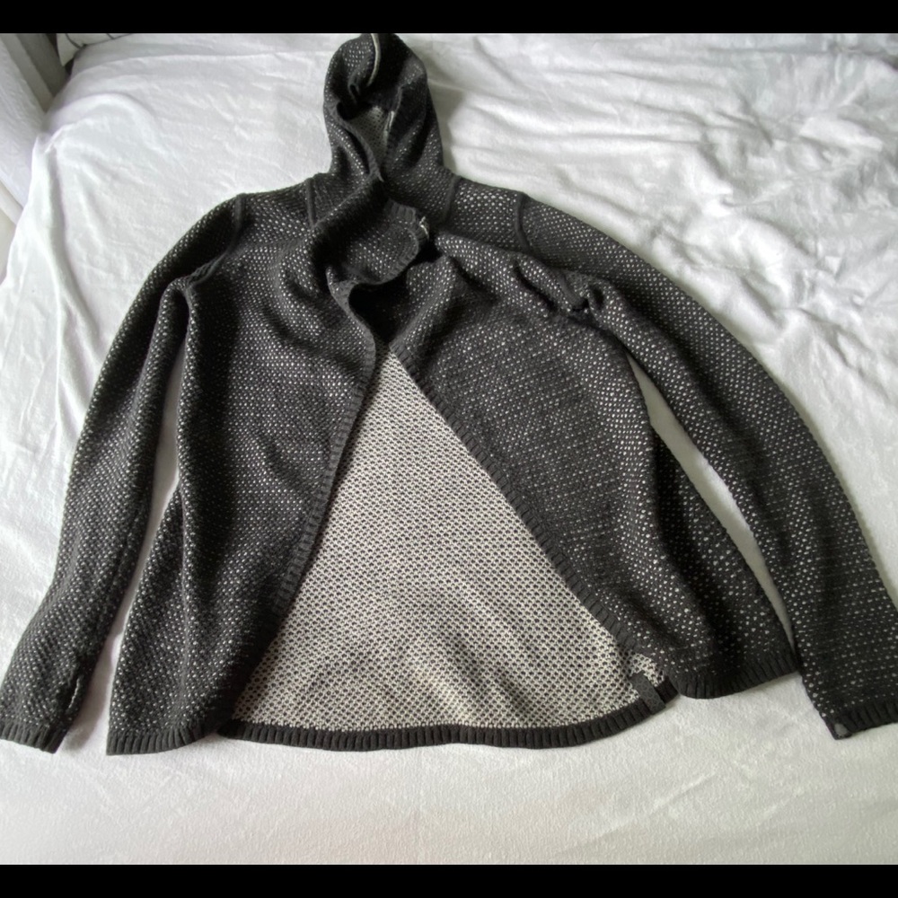 Ivivva black/grey sweater.